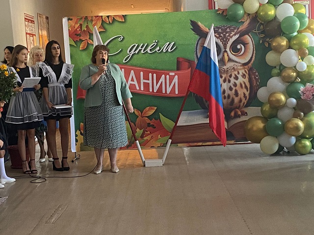 Заведующий отделом Галина Колесникова поздравила учеников Латоновской школы с Днем знаний